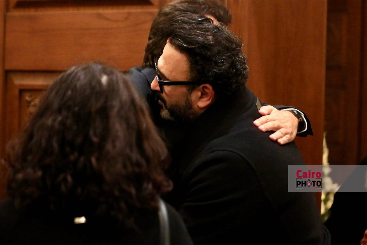 نجوم الفن والإعلام يواسون هاني رمزي في عزاء والدته