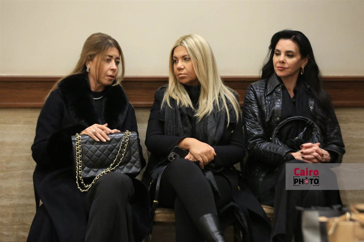 نجوم الفن والإعلام يواسون هاني رمزي في عزاء والدته