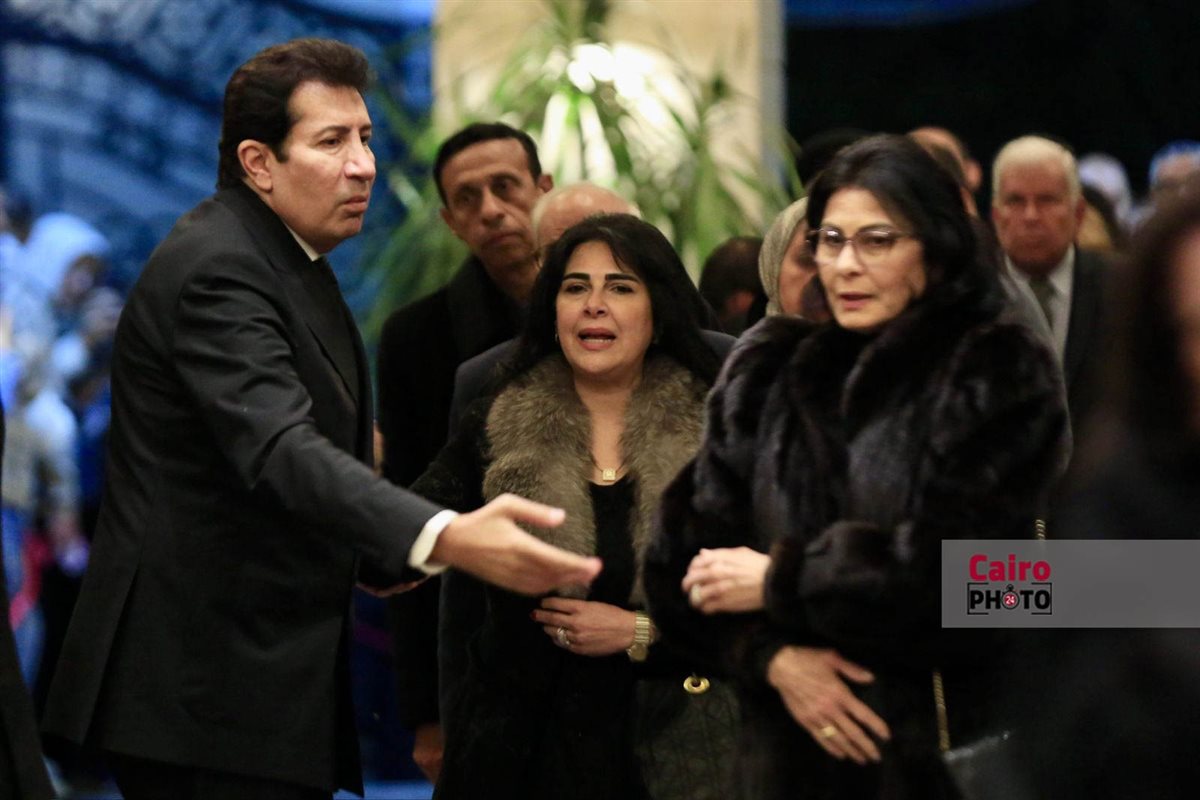 نجوم الفن والإعلام يواسون هاني رمزي في عزاء والدته