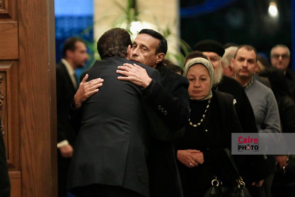 نجوم الفن والإعلام يواسون هاني رمزي في عزاء والدته