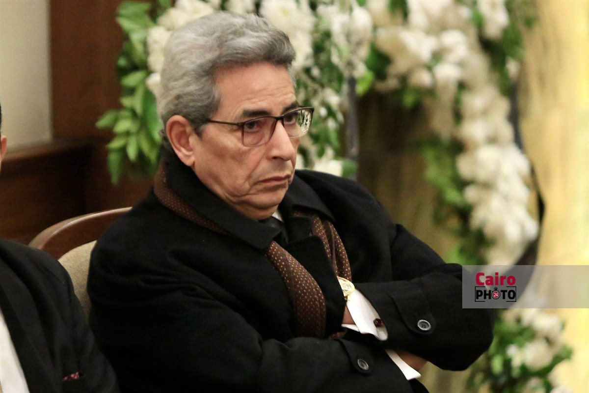 نجوم الفن والإعلام يواسون هاني رمزي في عزاء والدته