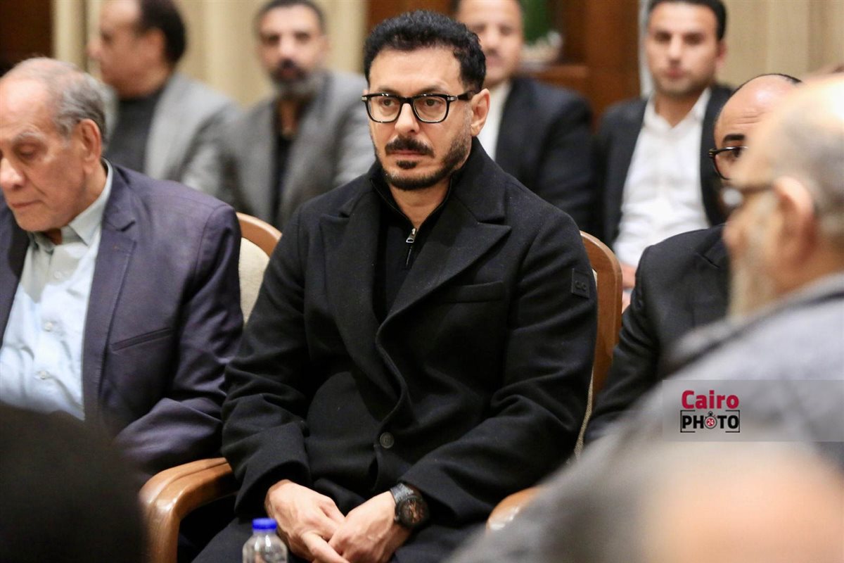 نجوم الفن والإعلام يواسون هاني رمزي في عزاء والدته