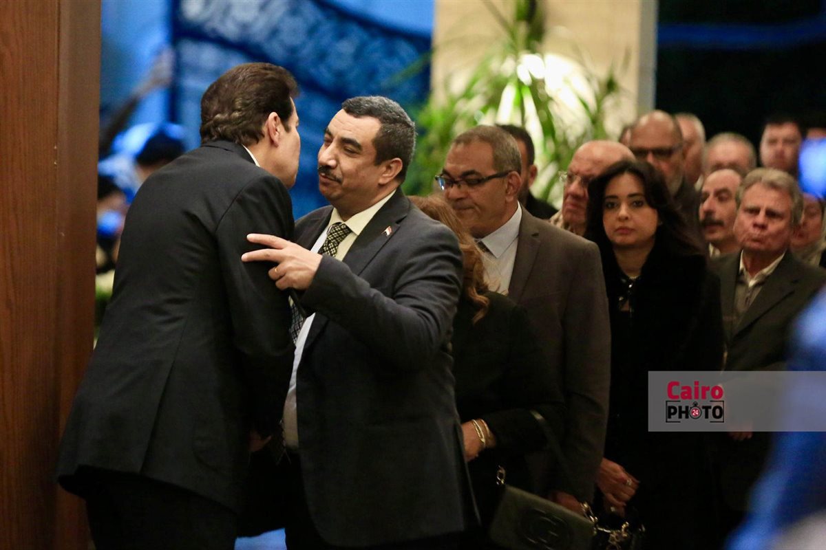 نجوم الفن والإعلام يواسون هاني رمزي في عزاء والدته