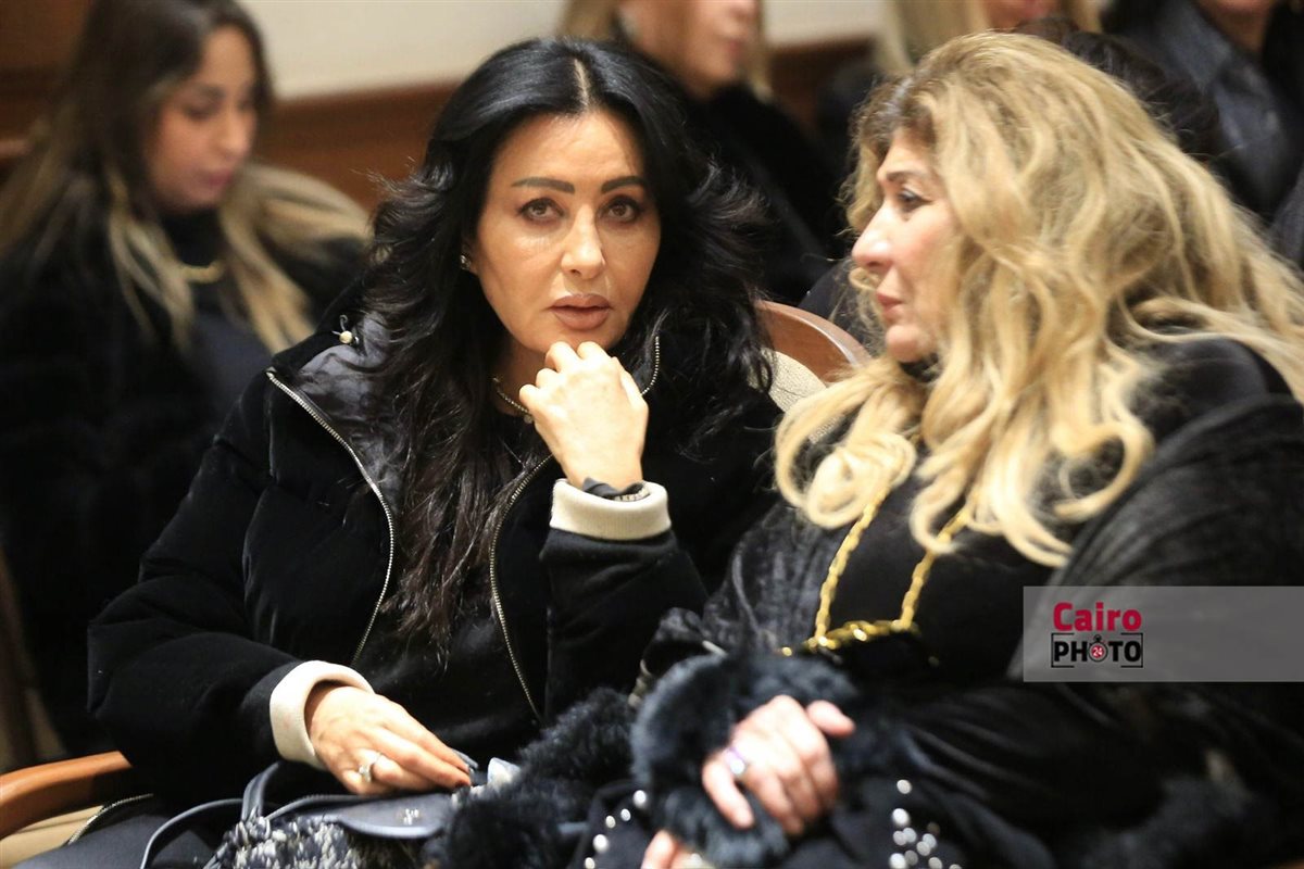 نجوم الفن والإعلام يواسون هاني رمزي في عزاء والدته