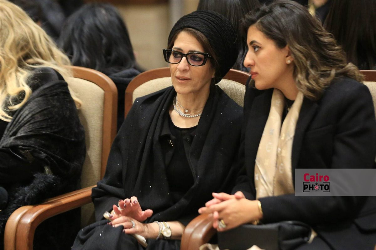 نجوم الفن والإعلام يواسون هاني رمزي في عزاء والدته