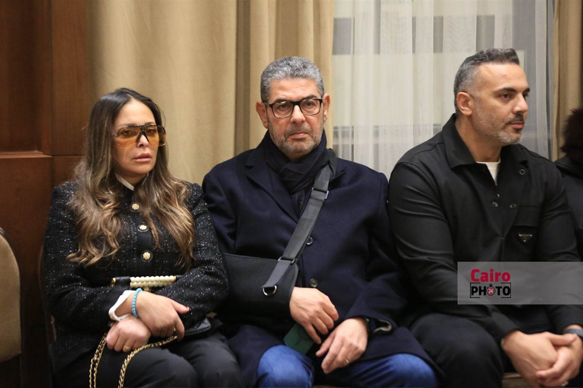 نجوم الفن والإعلام يواسون هاني رمزي في عزاء والدته