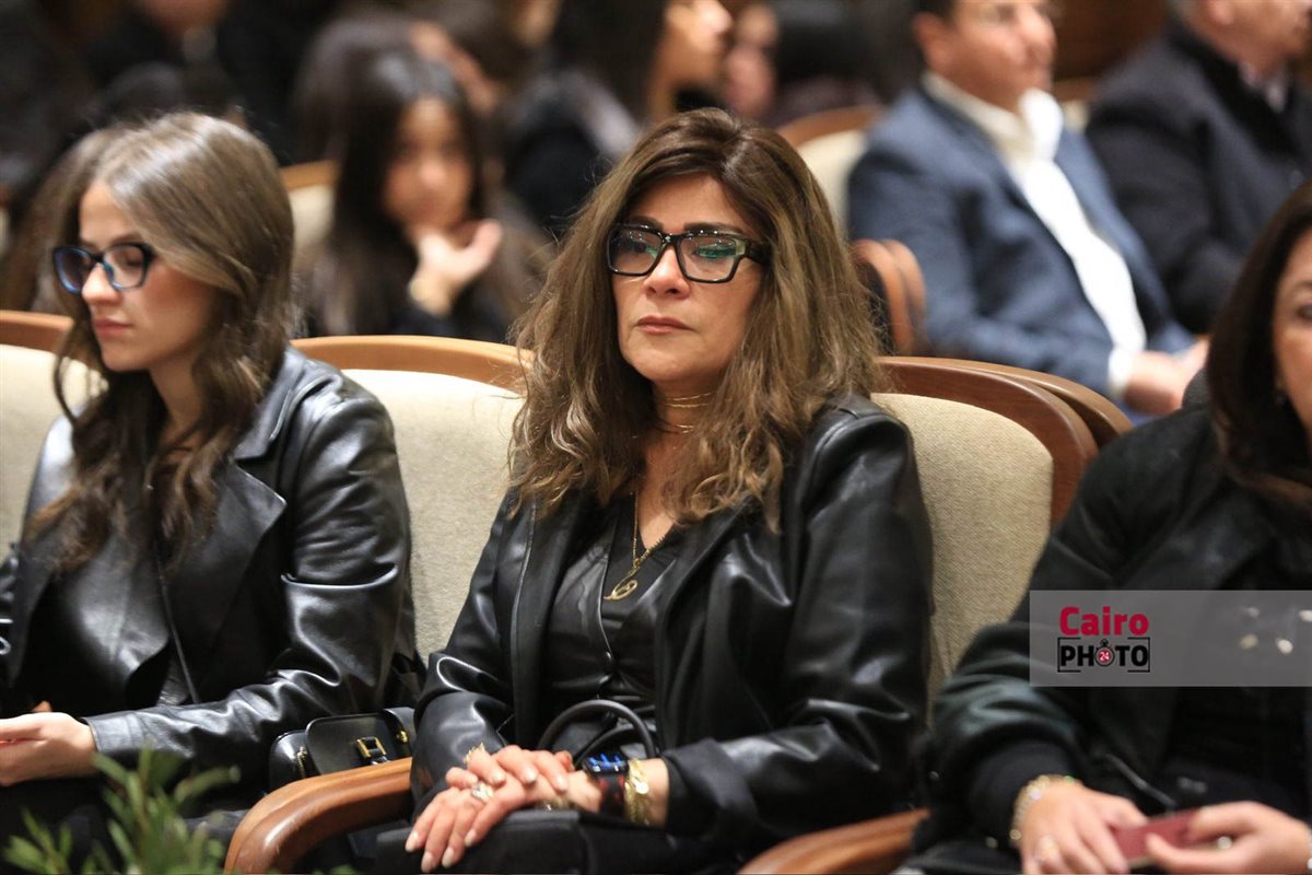 نجوم الفن والإعلام يواسون هاني رمزي في عزاء والدته