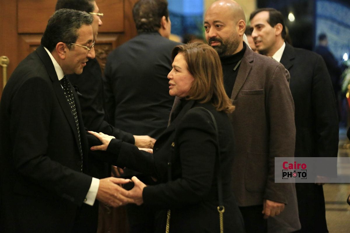 أبرزهم صلاح عبد الله وإلهام شاهين وماجد المصري.. لقطات لنجوم الفن في عزاء والدة هاني رمزي