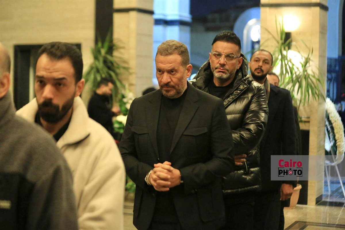 أبرزهم صلاح عبد الله وإلهام شاهين وماجد المصري.. لقطات لنجوم الفن في عزاء والدة هاني رمزي