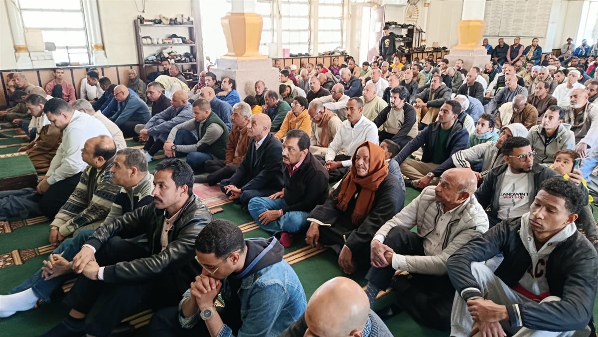 محافظ الأقصر والقيادات الأمنية يؤدون صلاة الجمعة