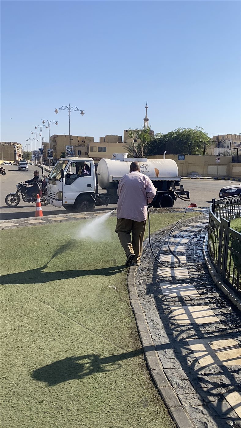 غسل شوارع الأقصر إستعدادا لإستقبال رئيس الوزراء