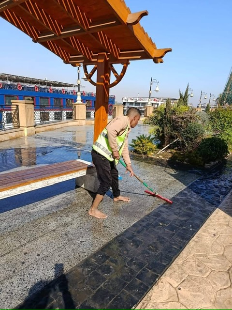 غسل شوارع الأقصر إستعدادا لإستقبال رئيس الوزراء