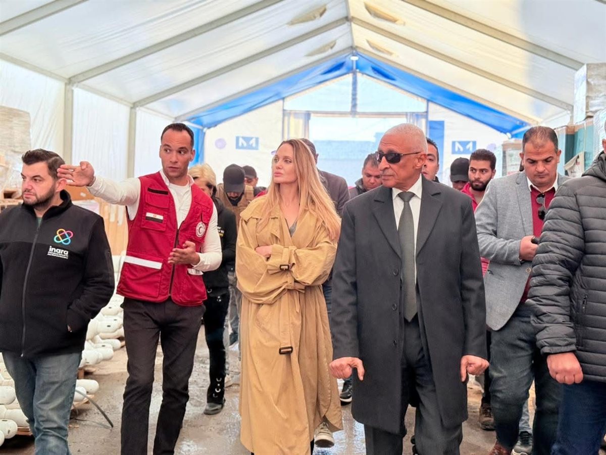 أنجلينا جولي تشارك في تعبئة صندوق المساعدات