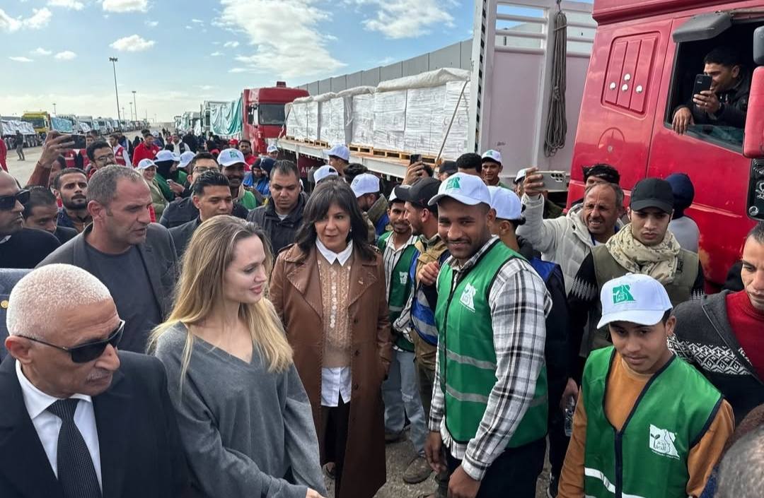 النجمة العالمية أنجلينا جولي تتفقد معبر رفح وسط قوافل المساعدات المصرية&nbsp;