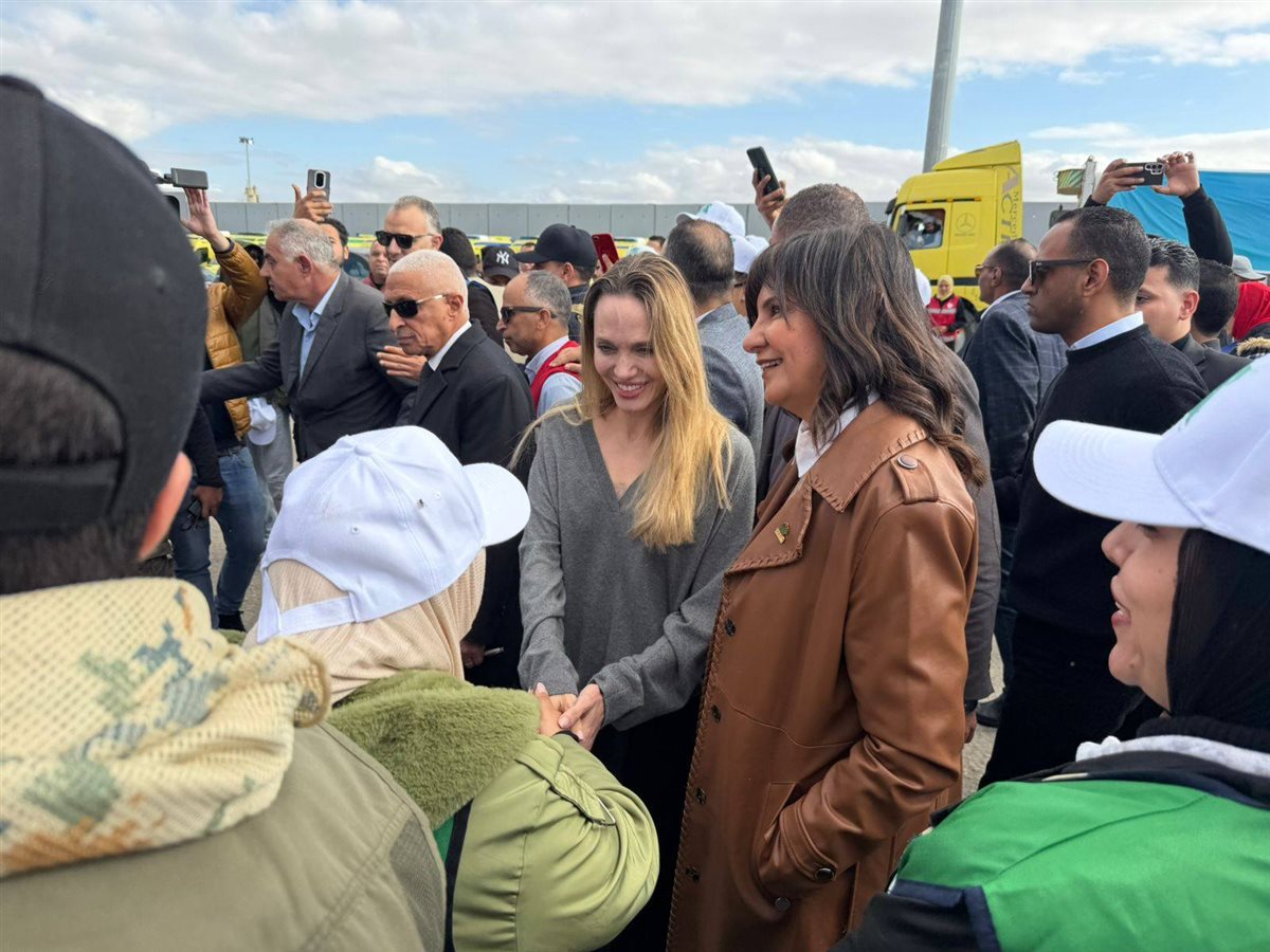 النجمة العالمية أنجلينا جولي تتفقد معبر رفح وسط قوافل المساعدات المصرية&nbsp;