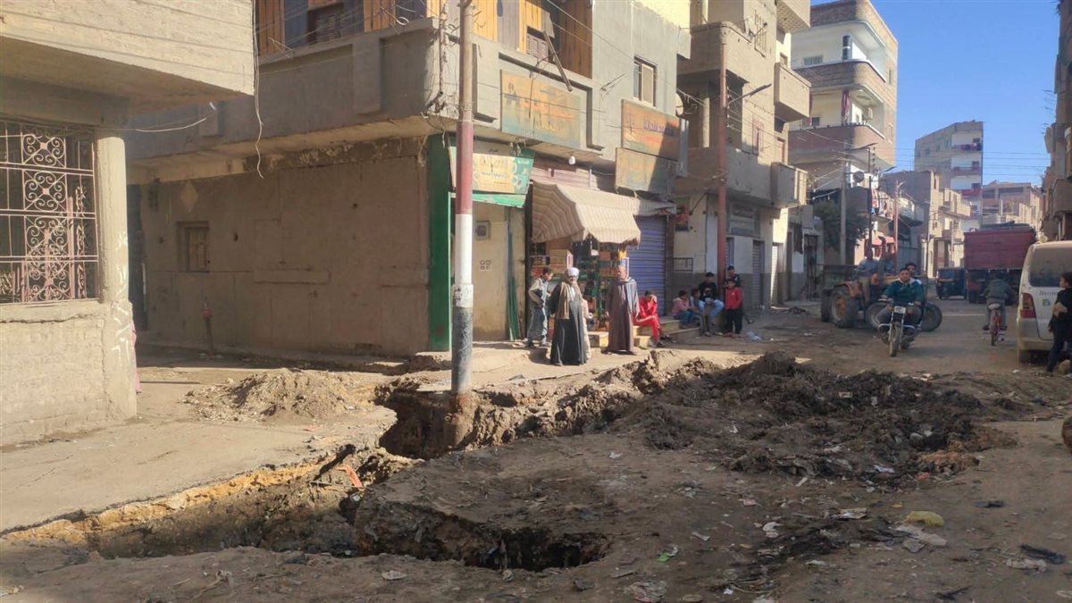 تسريب ماسورة صرف صحي بشارع مكة المكرمة