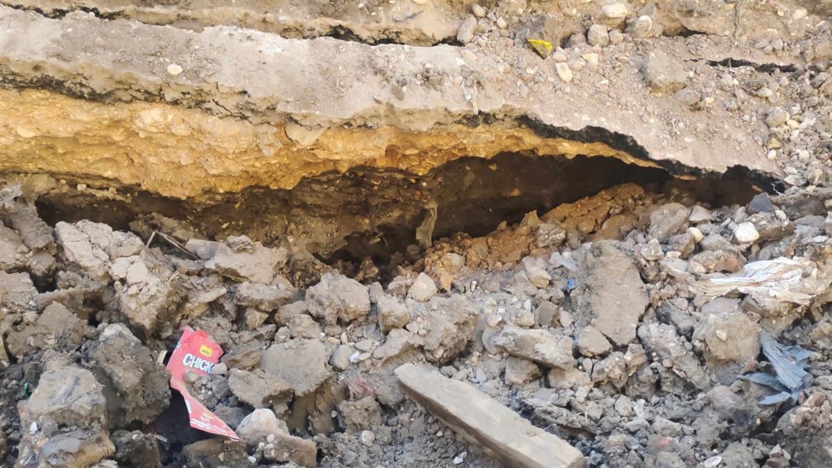 تسريب ماسورة صرف صحي بشارع مكة المكرمة