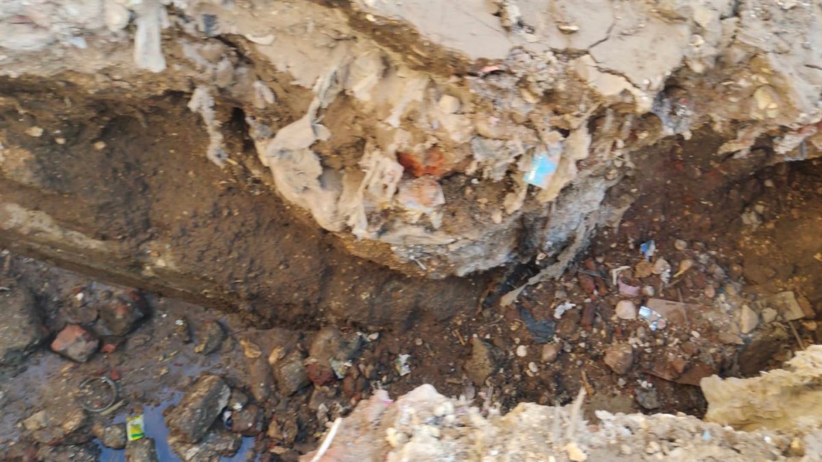 تسريب ماسورة صرف صحي بشارع مكة المكرمة