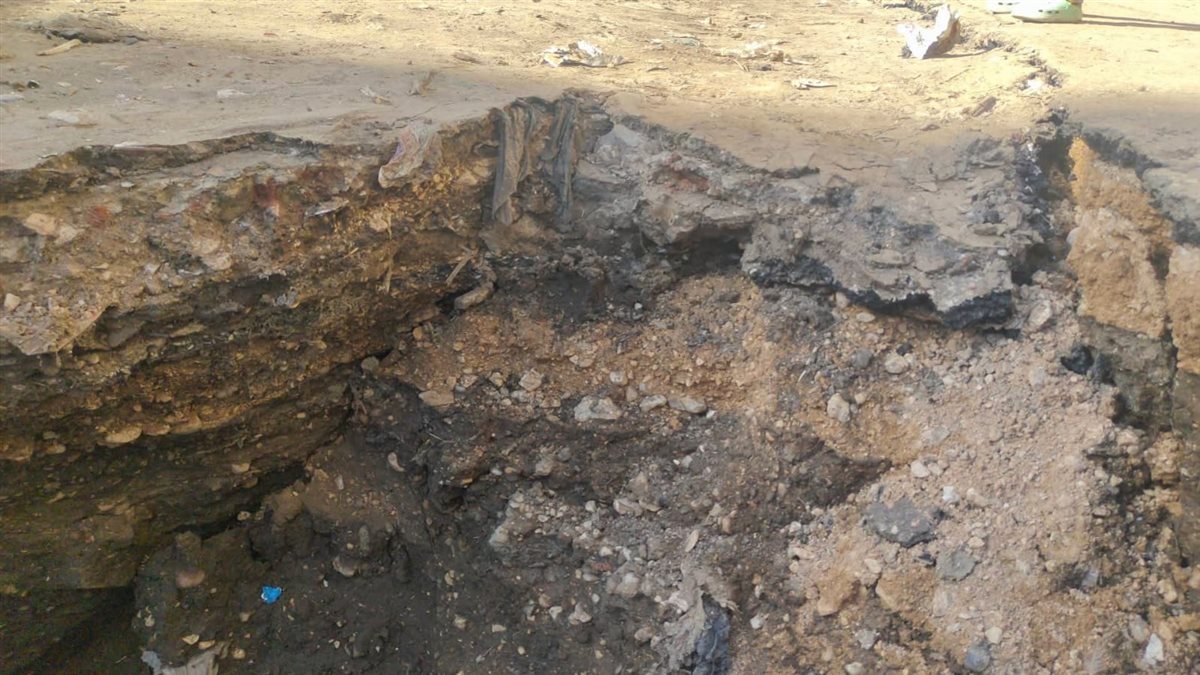 تسريب ماسورة صرف صحي بشارع مكة المكرمة