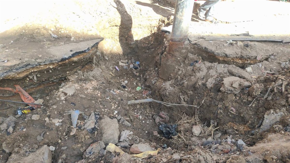 تسريب ماسورة صرف صحي بشارع مكة المكرمة