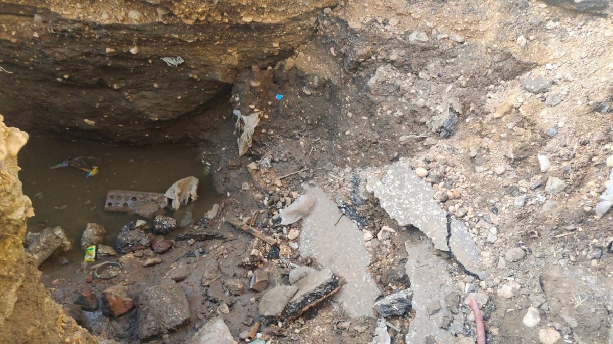 تسريب ماسورة صرف صحي بشارع مكة المكرمة