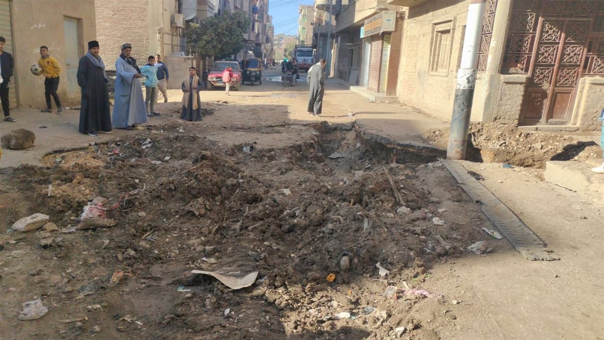 تسريب ماسورة صرف صحي بشارع مكة المكرمة