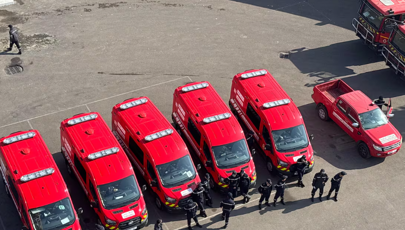 شاحنات وسيارات إسعاف ومعدات خاصة بالتدخل في حالات الكوارث الطبيعية في مدينة أكادير بالمغرب