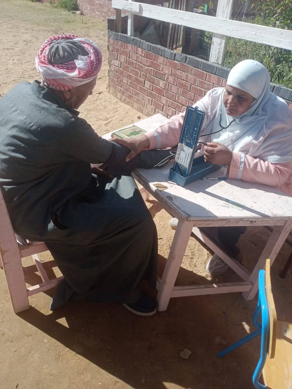 فرق التامين الطبية امام لجان الوادى الجديد