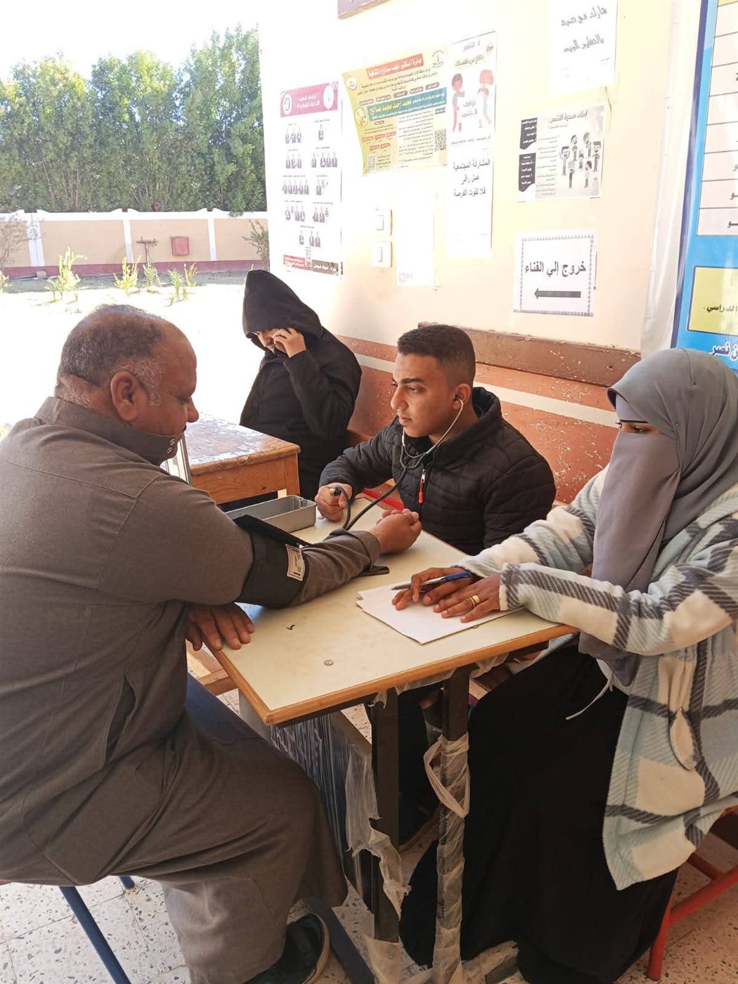 فرق التامين الطبية امام لجان الوادى الجديد