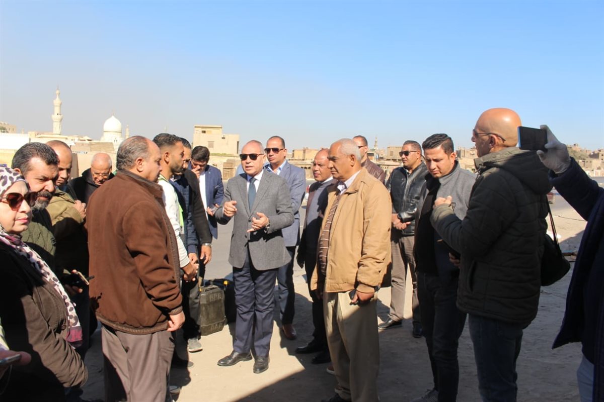 محافظ القاهرة يتفقد أعمال تطوير السيدة عائشة وسور مجرى العيون