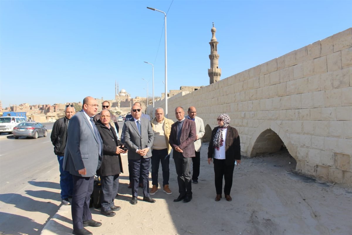 محافظ القاهرة يتفقد أعمال تطوير السيدة عائشة وسور مجرى العيون