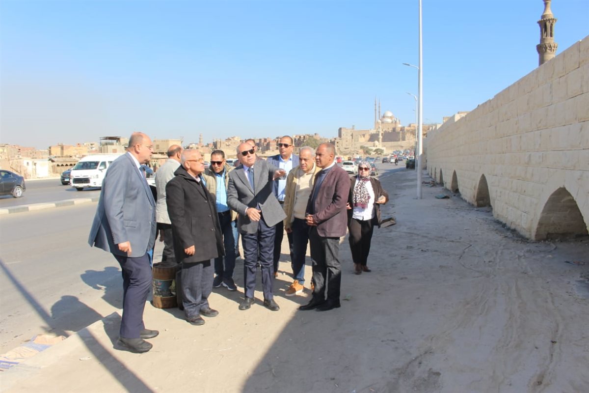 محافظ القاهرة يتفقد أعمال تطوير السيدة عائشة وسور مجرى العيون
