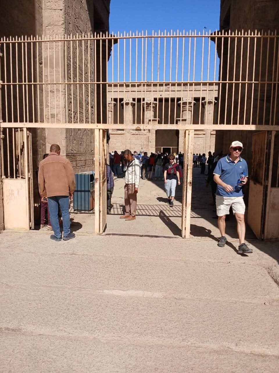 فتح أبواب جانبية بمعبد إدفو مواجهة كثافات الموسم السياحي