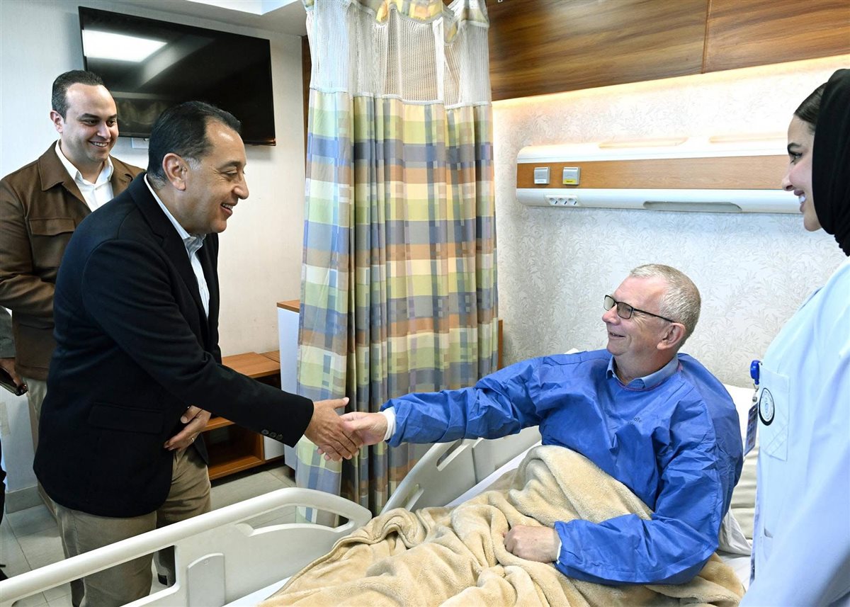 سائح إنجليزي لمدبولي شكرا مصر على الرعاية الصحية