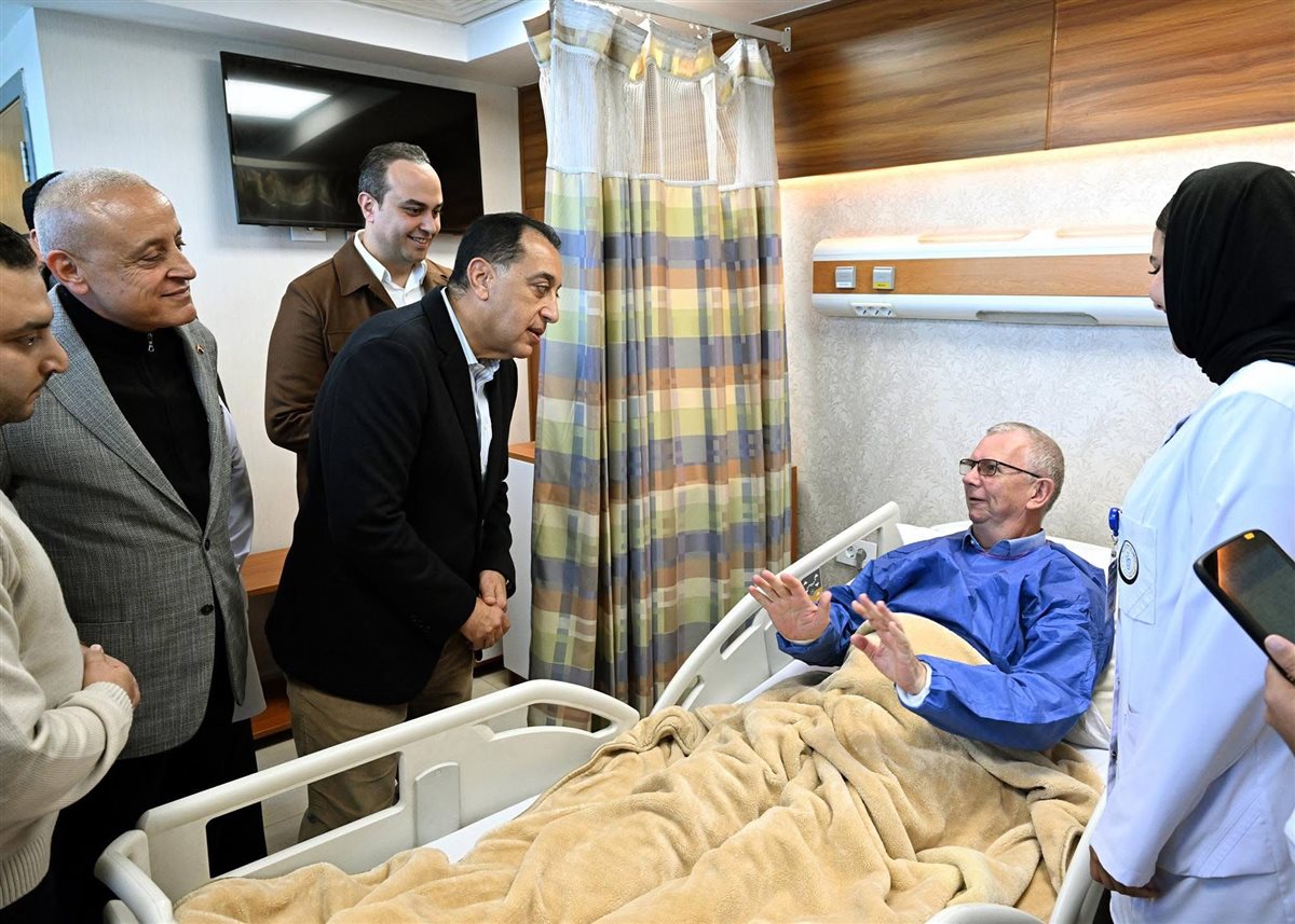 سائح إنجليزي لمدبولي شكرا مصر على الرعاية الصحية