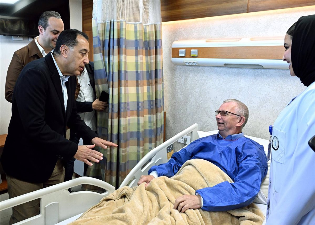 سائح إنجليزي لمدبولي شكرا مصر على الرعاية الصحية