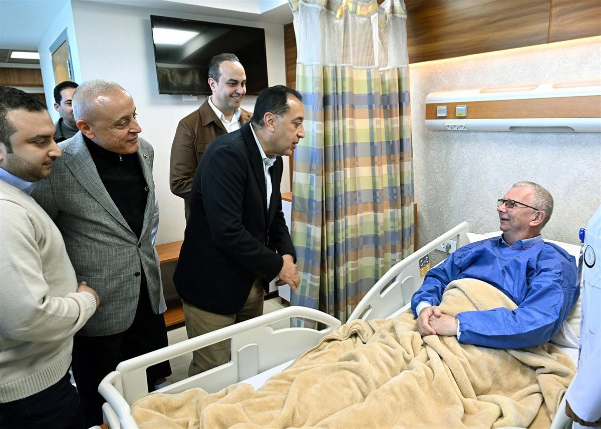 سائح إنجليزي لمدبولي شكرا مصر على الرعاية الصحية