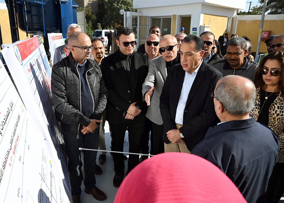 رئيس الوزراء يتفقد محطة صرف الرياينة بالأقصر