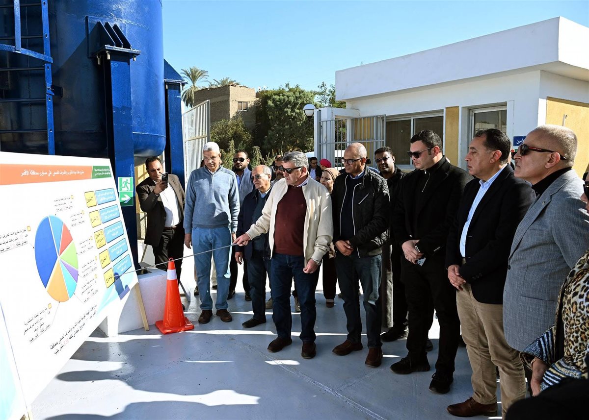 رئيس الوزراء يتفقد محطة صرف الرياينة بالأقصر