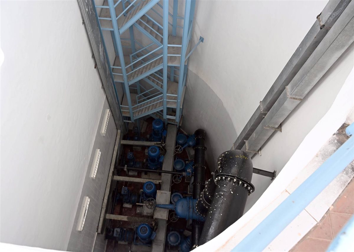 رئيس الوزراء يتفقد محطة صرف الرياينة بالأقصر