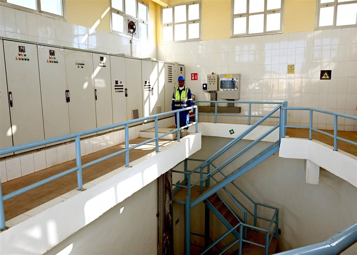 رئيس الوزراء يتفقد محطة صرف الرياينة بالأقصر