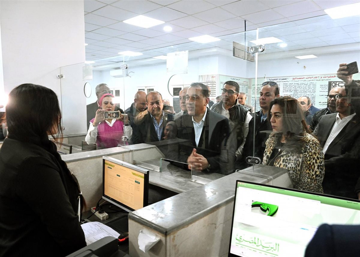رئيس الوزراء يتفقد مجمع خدمات الرياينة