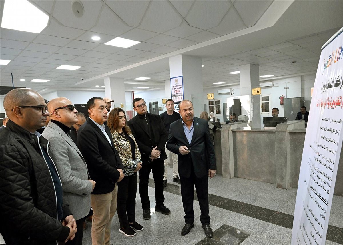 رئيس الوزراء يتفقد مجمع خدمات الرياينة