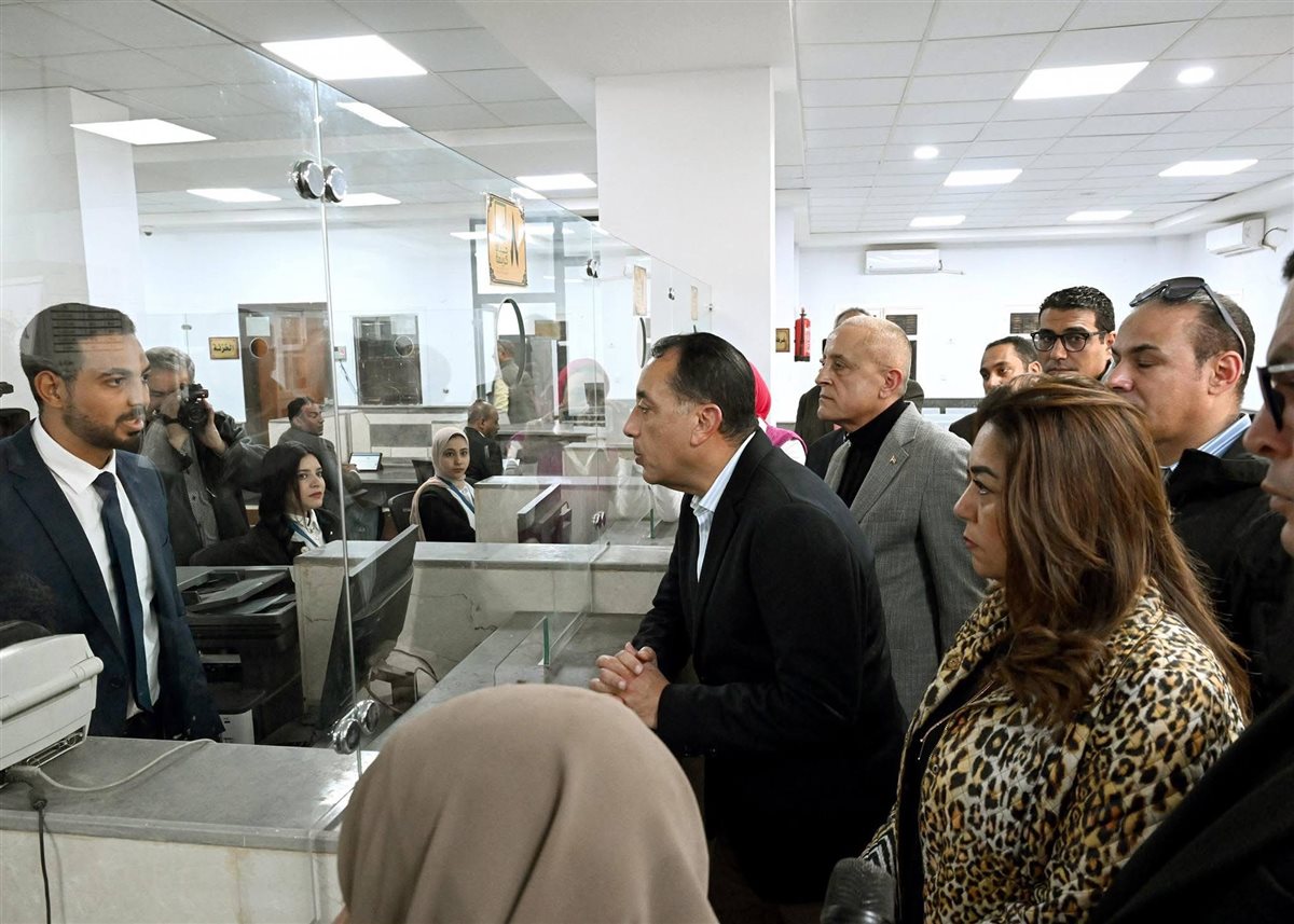 رئيس الوزراء يتفقد مجمع خدمات الرياينة