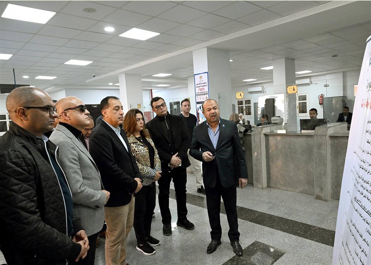 رئيس الوزراء يتفقد مجمع خدمات الرياينة