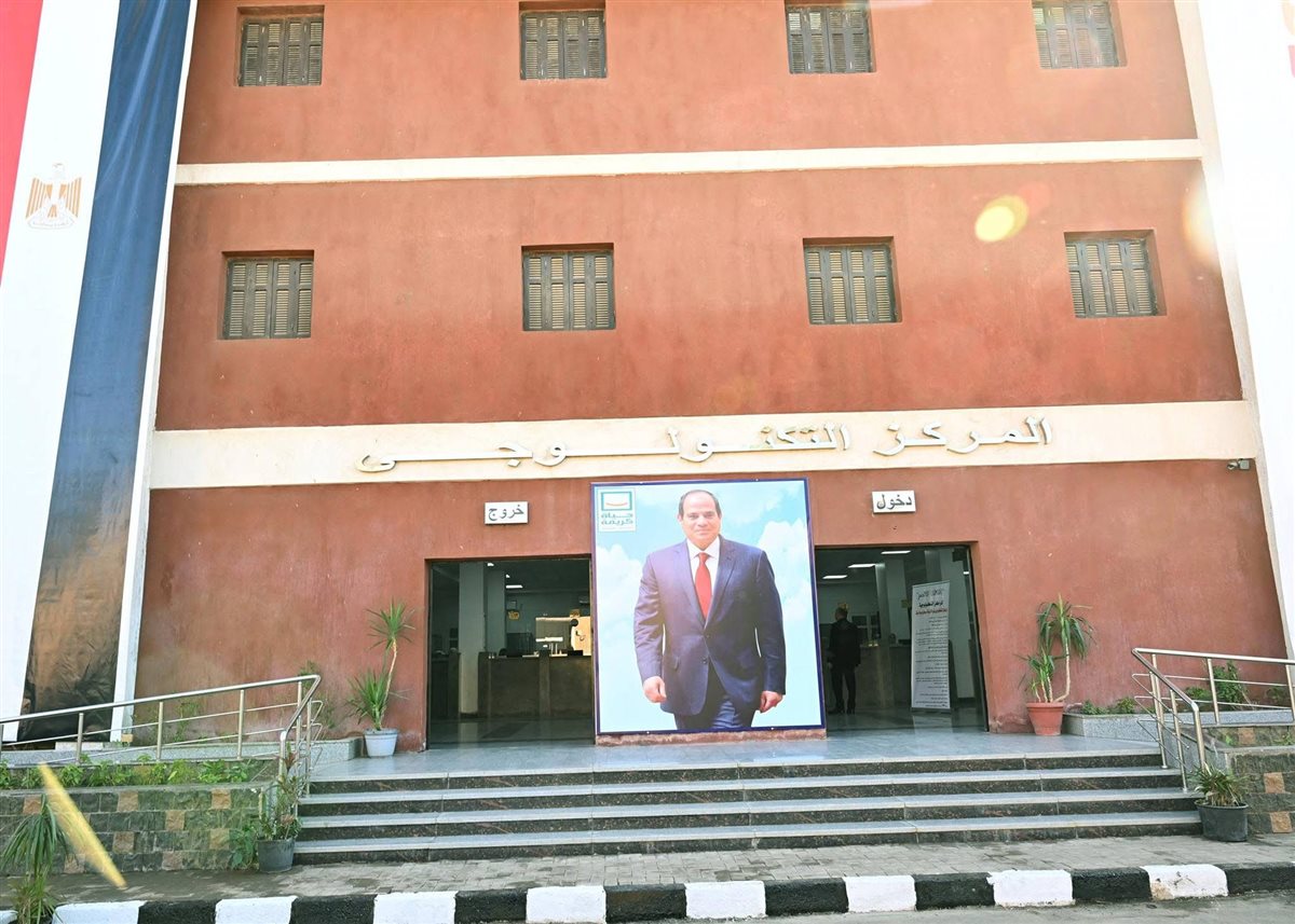 رئيس الوزراء يتفقد مجمع خدمات الرياينة