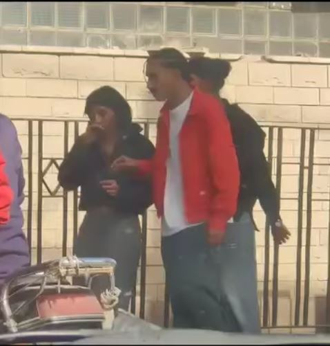 <strong>أفعال فاضحة بين مجموعة شباب وفتاة في وسط البلد</strong>