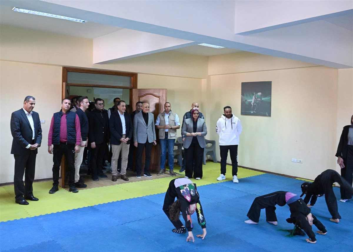 جولة رئيس الوزراء بالحمام الأولمبي