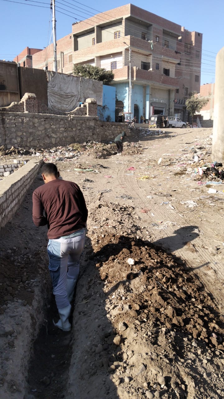 مياه الفيوم تستجيب فوراً لشكوى بقرية منية الحيط بمركز إطسا وتبدأ بتغيير خط مياه الشرب