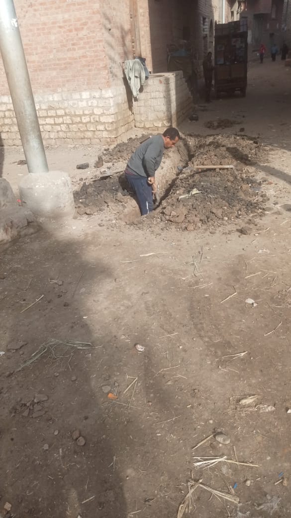 مياه الفيوم تستجيب فوراً لشكوى بقرية منية الحيط بمركز إطسا وتبدأ بتغيير خط مياه الشرب